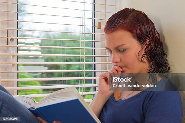Student Lesen Am Fenster Stockfoto und mehr Bilder von Betrachtung - Betrachtung, Buch, Eine Person