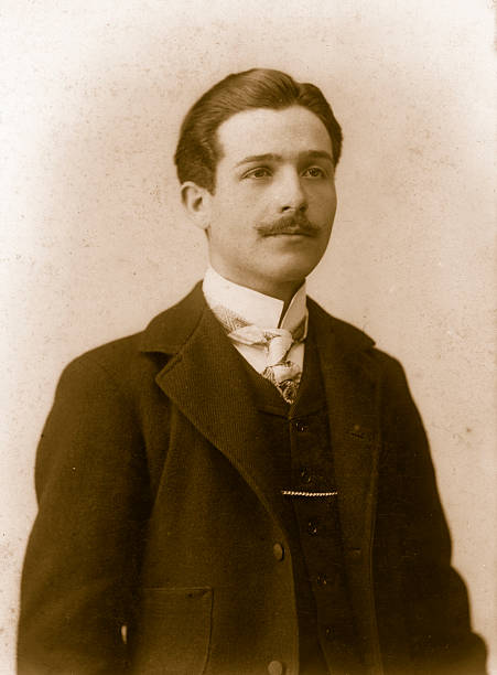 gentiluomo in tonalità 1917.sepia. - 20s businessman suit people foto e immagini stock