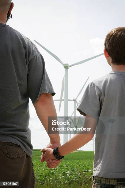 Возобновляемые Источники Энергии Generations Мужчина И Ребенок Вид На Ветряные — стоковые фотографии и другие картинки Семья