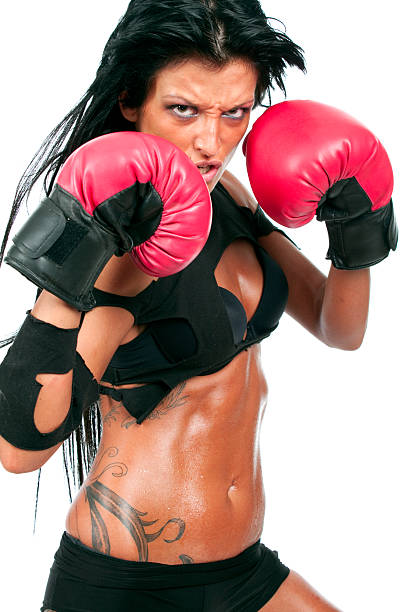 Kick boxe garota com luvas de vermelho isolado sobre o branco - foto de acervo