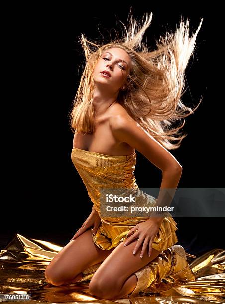 Photo libre de droit de Danseuse Sexy En Or banque d'images et plus d'images libres de droit de Adulte - Adulte, Beauté, Belle femme