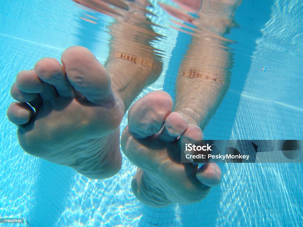 A piedi nudi immersa nella piscina blu - Foto stock royalty-free di Acqua