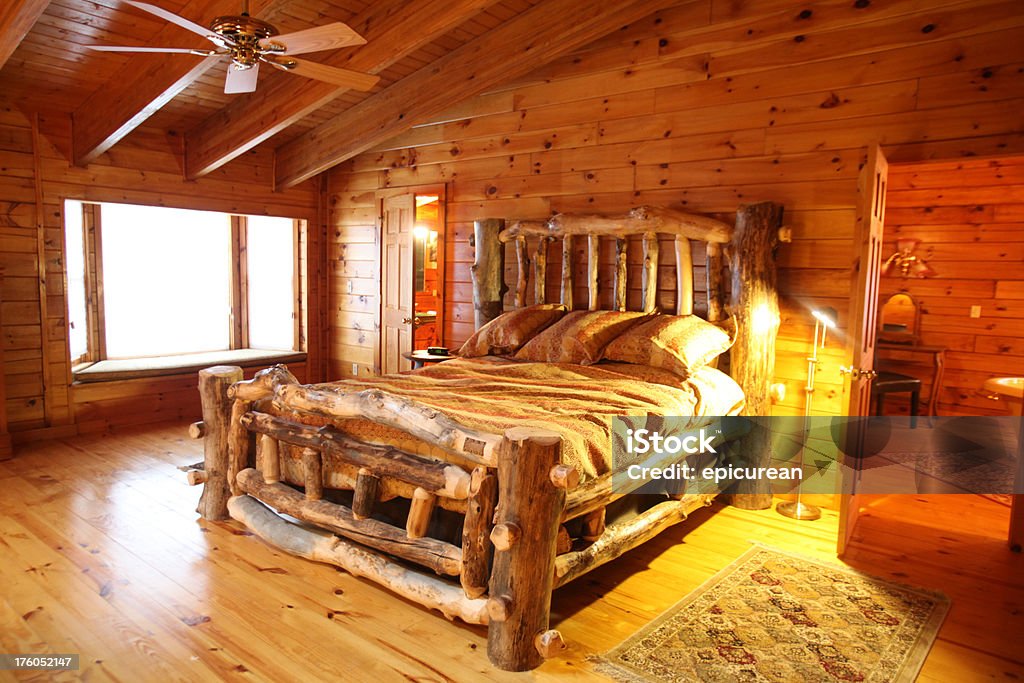 Acogedor dormitorio de la cabaña - Foto de stock de Casita de campo libre de derechos