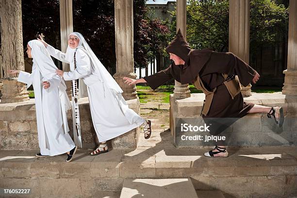 Monk Und Nonnen Spielen Stockfoto und mehr Bilder von Nonne - Nonne, Rennen - Körperliche Aktivität, Flüchten