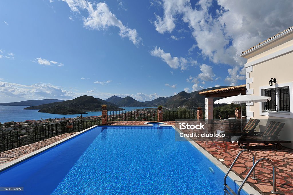 Holiday vacation Fachada de la villa con piscina privada y vista al mar - Foto de stock de Aire libre libre de derechos