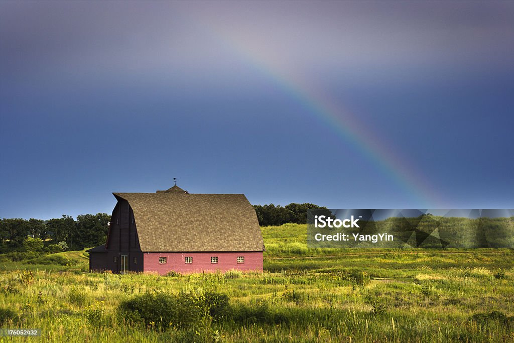 Arco-íris sobre a fazenda e celeiro vermelho - Foto de stock de Arco-íris royalty-free
