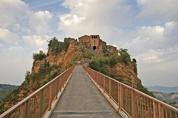 pasarela a la famosa civita de bagnoregio - fugacity fotografías e imágenes de stock