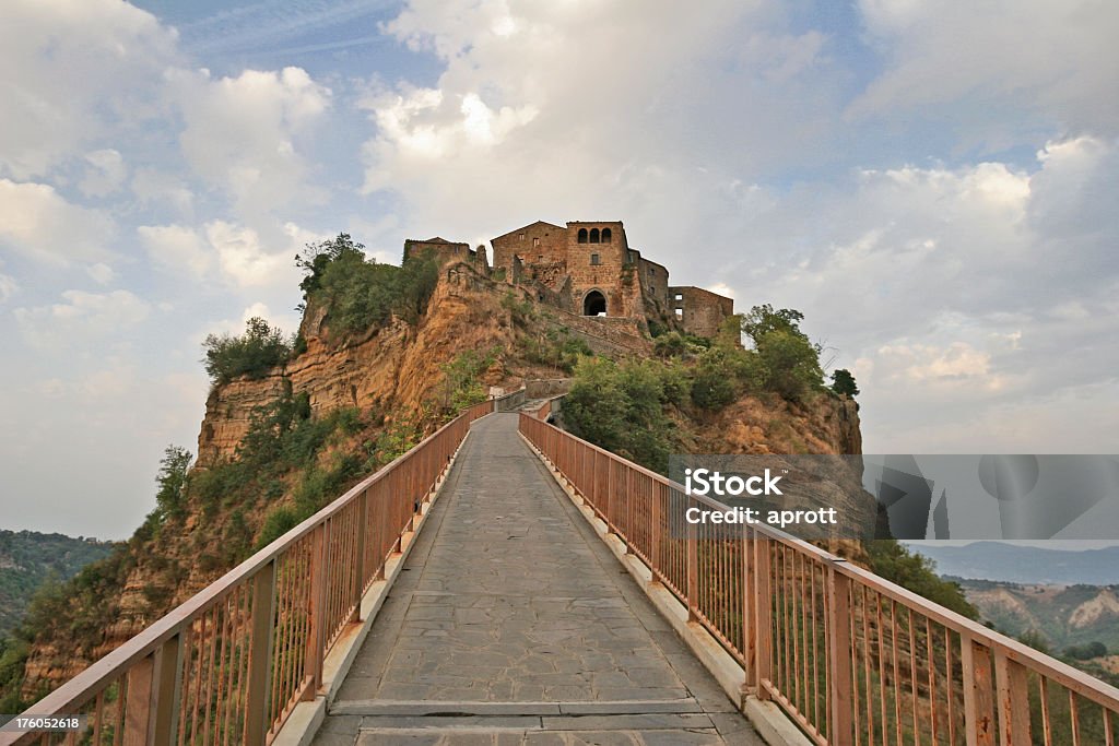 Passarela para a famosa Civita de Bagnoregio - Foto de stock de Civita Di Bagnoregio royalty-free