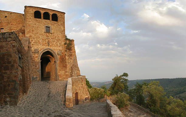 cidade portão do famoso civita de bagnoregio - fugacity imagens e fotografias de stock