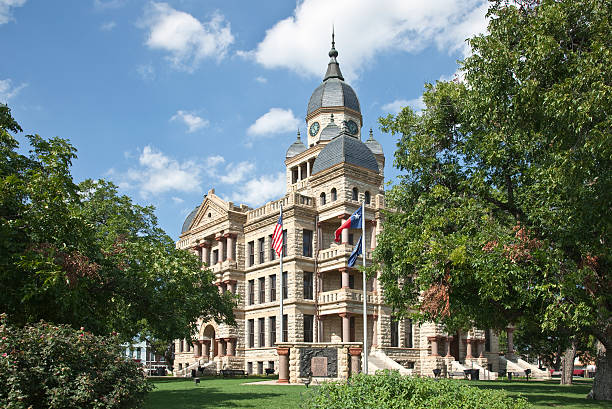 wunderschöne viktorianische architektur von county courthouse in denton, texas. - texas state flag stock-fotos und bilder