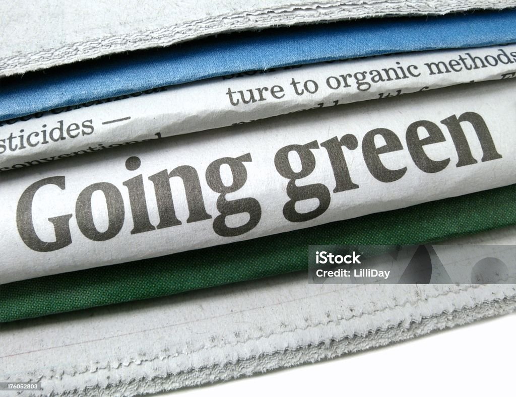 Piensa en verde titular de periódico - Foto de stock de Acción por el clima libre de derechos