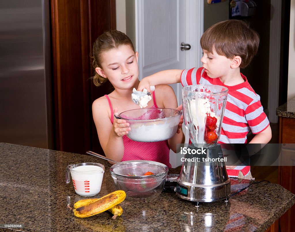 Big hermana y a Little Brother que batidos de leche - Foto de stock de Familia libre de derechos