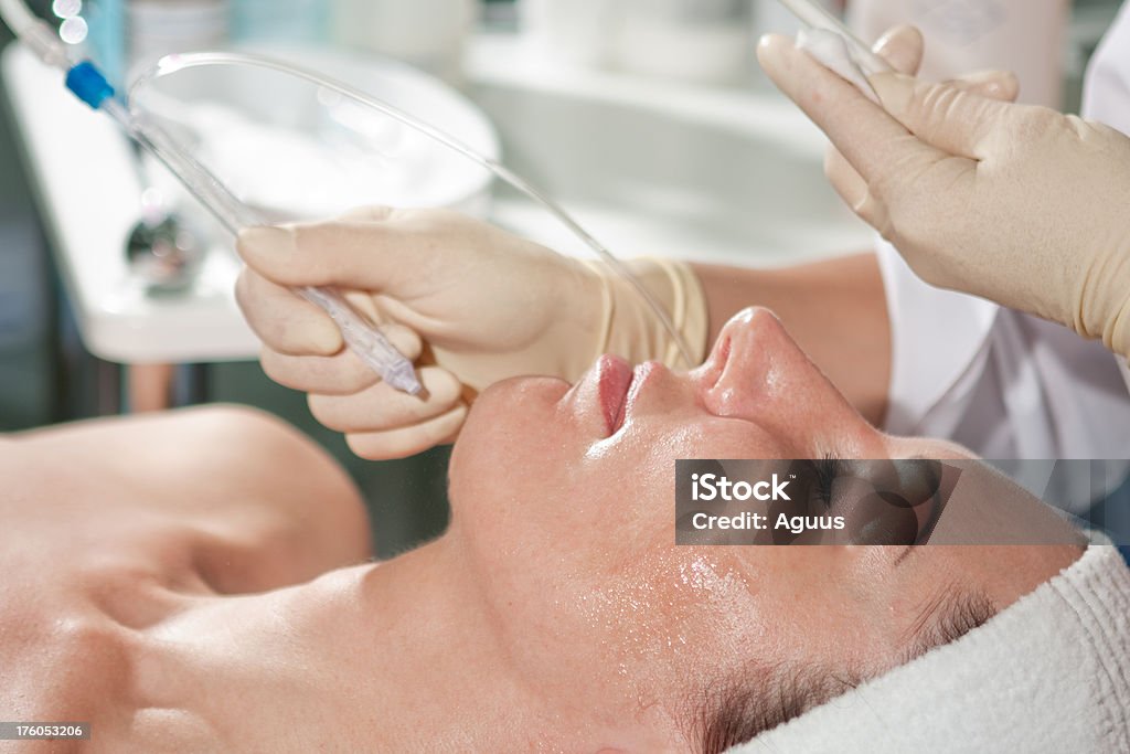 Mulher tendo um tratamento estético facial jet - Foto de stock de Adulto royalty-free