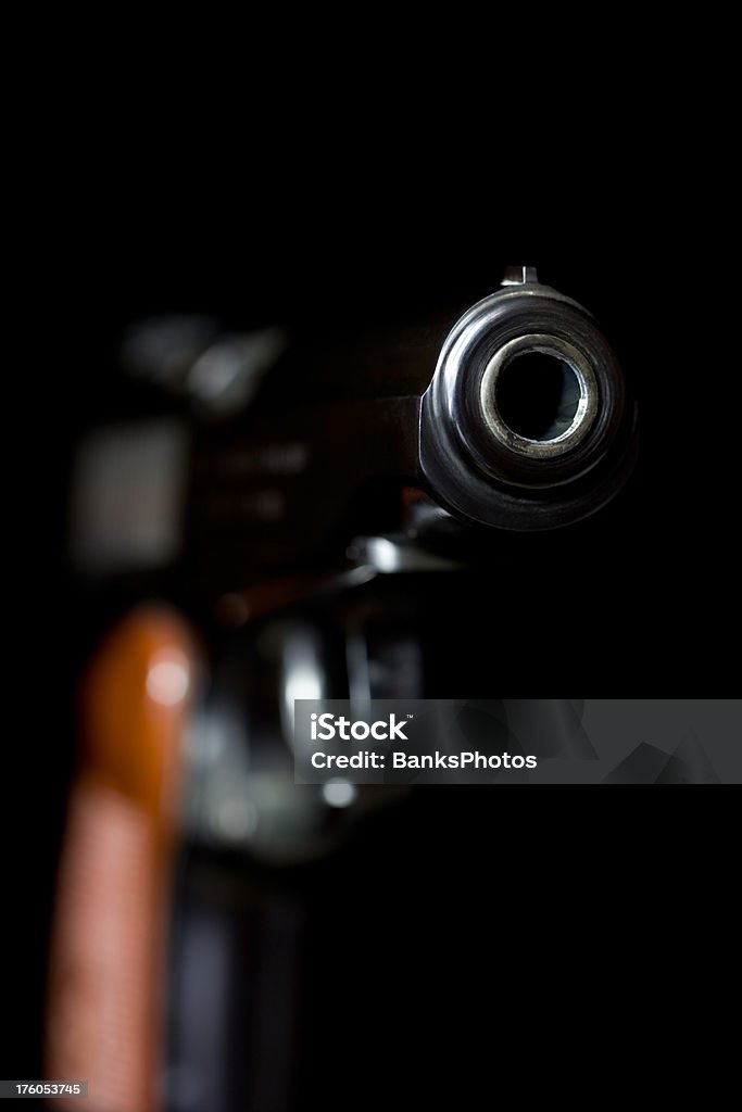 Pistolet sur noir - Photo de Acier libre de droits