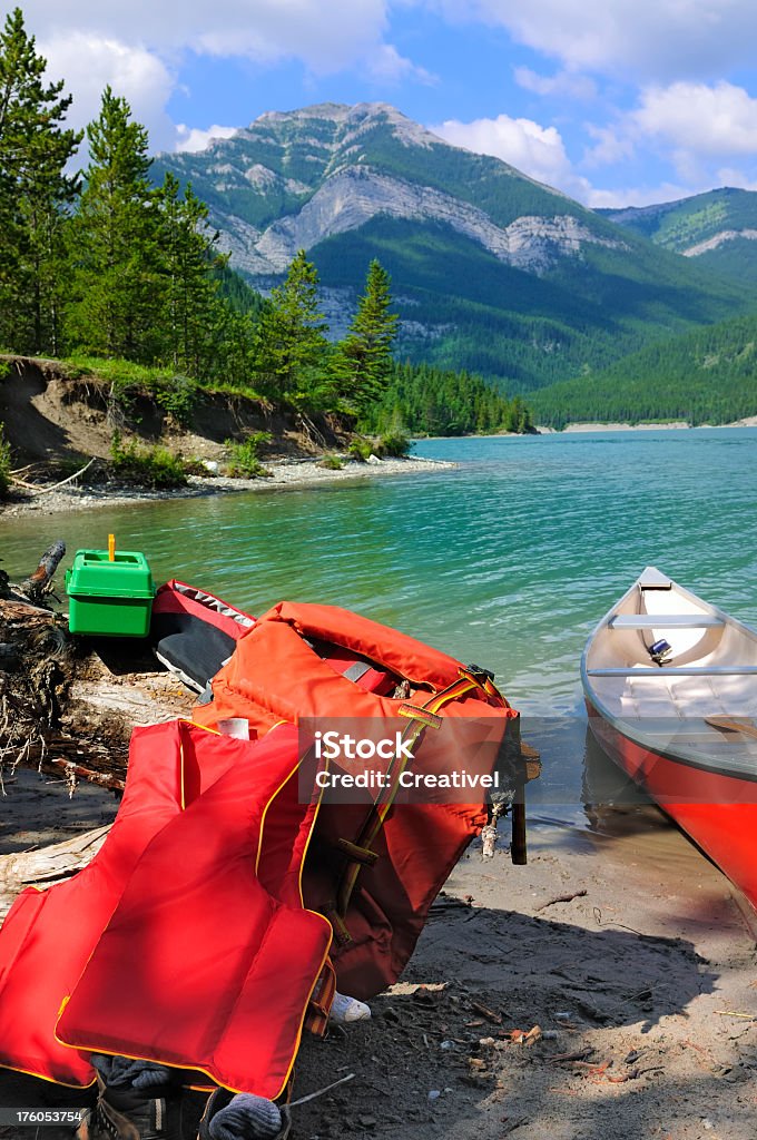 Giubbotti di salvataggio e canoa - Foto stock royalty-free di Acqua