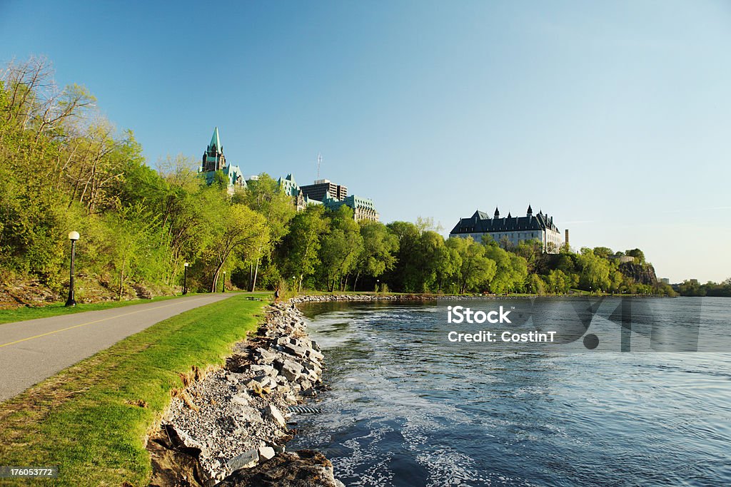 Strada e sul fiume nel parco - Foto stock royalty-free di Acqua