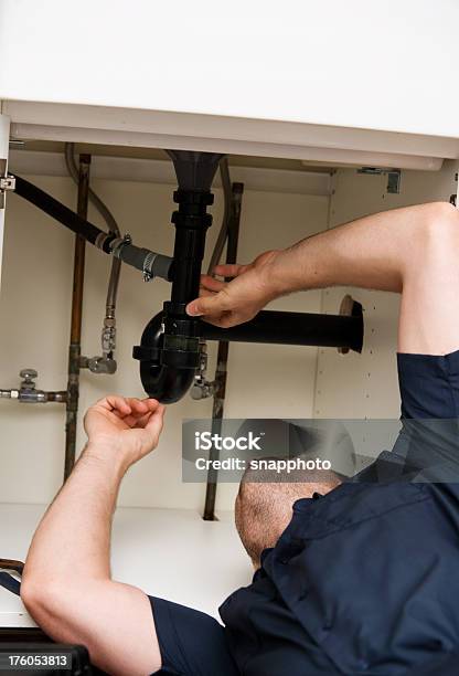 Uomo Idraulico Lavorando In Cucina Felice E Uniforme E Strumenti - Fotografie stock e altre immagini di Adulto