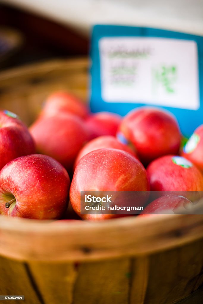 Canasta de manzanas para la venta - Foto de stock de Alimento libre de derechos