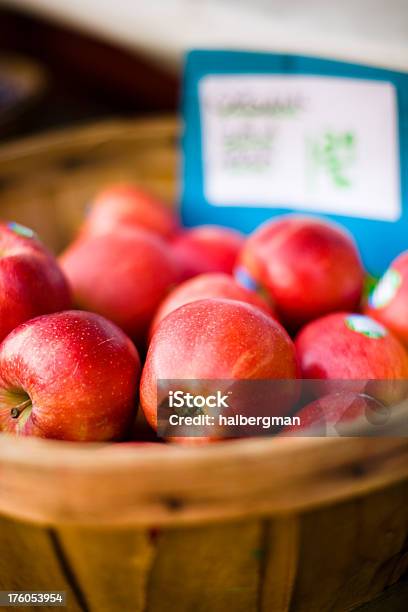 Canasta De Manzanas Para La Venta Foto de stock y más banco de imágenes de Alimento - Alimento, Borde de la carretera, Cesta