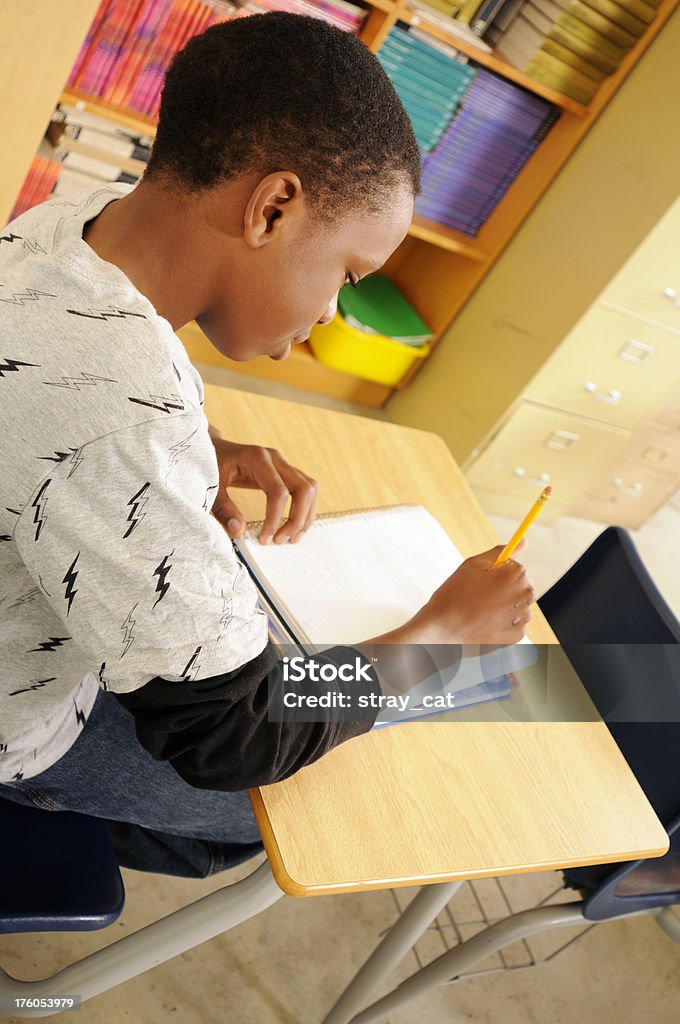 Jeune étudiant écrit - Photo de 10-11 ans libre de droits