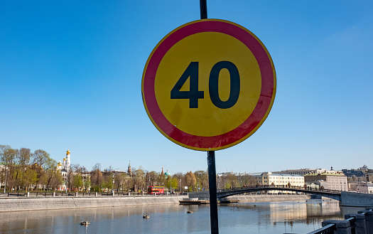 A temporary road sign limiting the maximum speed to forty kilometers per hour on one of the streets in the city center.
