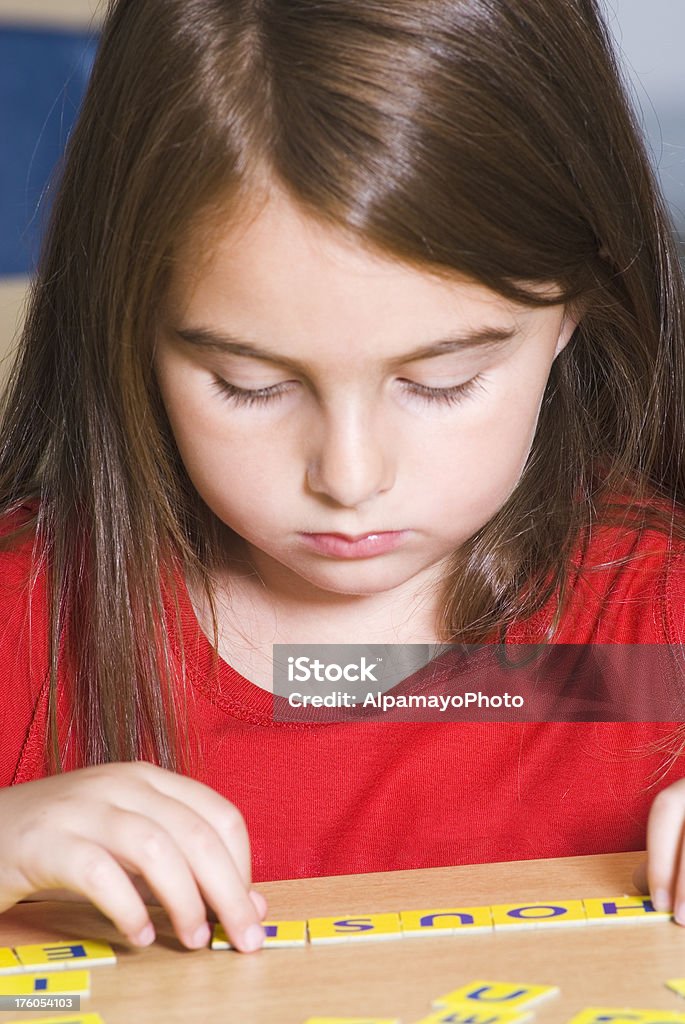 Menina a brincar com letras na sala de aula-IV - Royalty-free Aluno da Escola Primária Foto de stock