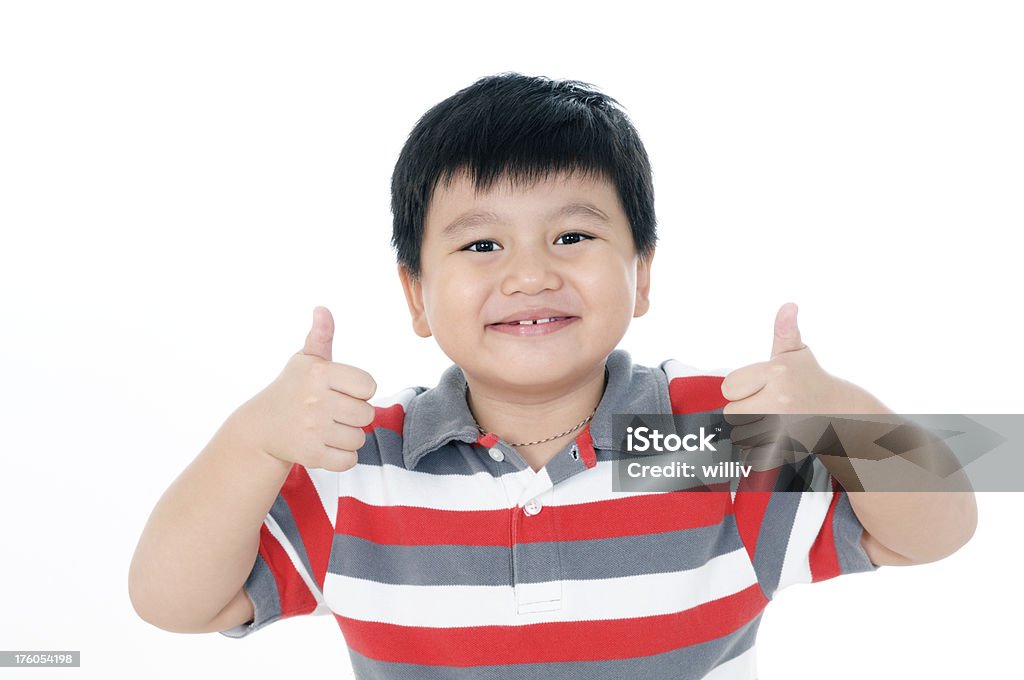 Giovane ragazzo con pollice in alto su sfondo bianco - Foto stock royalty-free di 6-7 anni