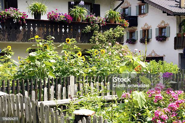 Photo libre de droit de Vue Sur Un Jardin En Bavière banque d'images et plus d'images libres de droit de Allemagne - Allemagne, Architecture, Balcon