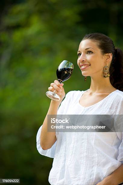 Donna Con Una Bottiglia Di Vino - Fotografie stock e altre immagini di Degustazione di vino - Degustazione di vino, Adulto, Alchol