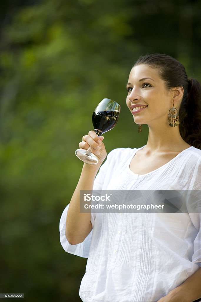 Mulher com vinho - Foto de stock de Desgustação de vinho royalty-free