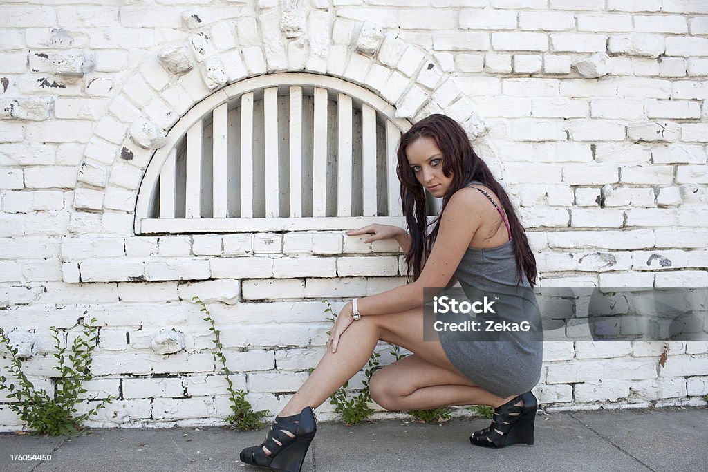 Crouching pela antiga janela - Foto de stock de Adulto royalty-free