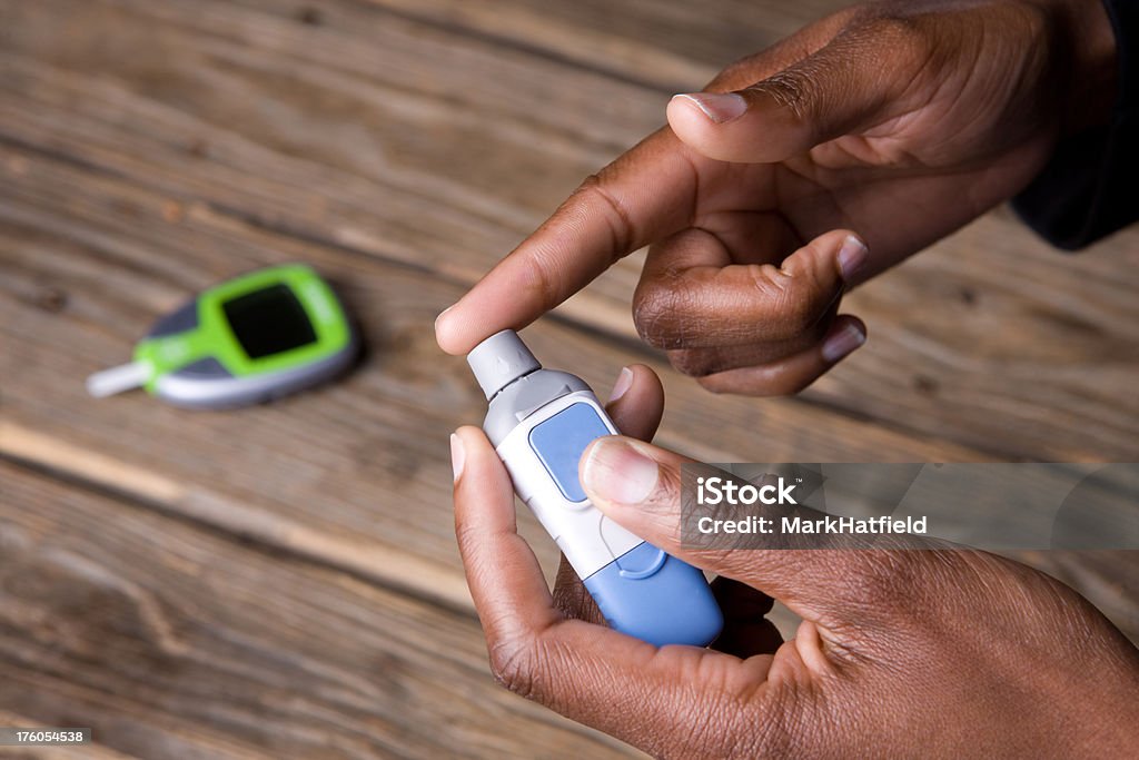 Uczucie kłucia palca do badania poziomu glukozy - Zbiór zdjęć royalty-free (Afroamerykanin)