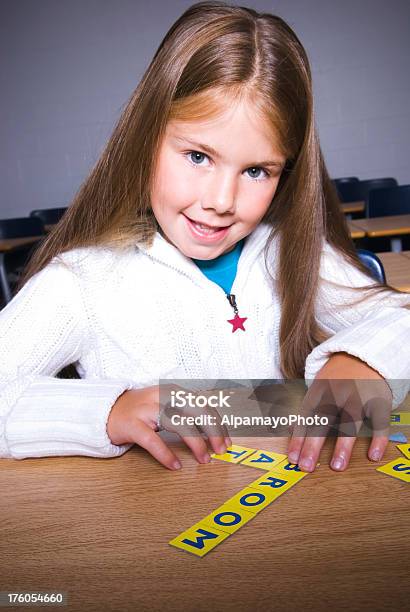 Girl Playing 文字で教室i - 1人のストックフォトや画像を多数ご用意 - 1人, ビネット効果, ベンチ