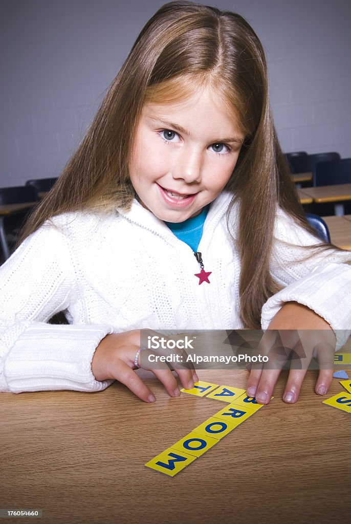 Garota brincando com letras em sala de aula-I - Foto de stock de Aluno de Primário royalty-free