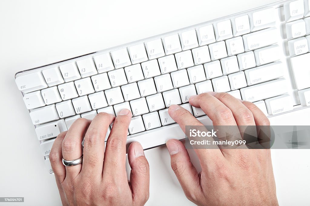 Taper sur le clavier blanc - Photo de Blanc libre de droits