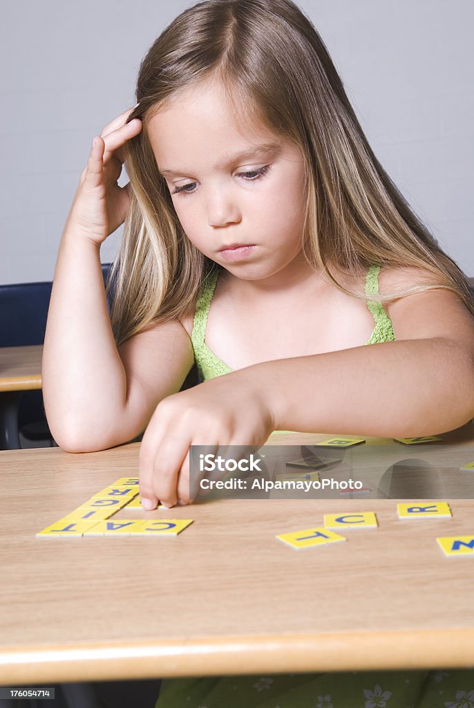 Menina brincando com letras em sala de aula-I - Foto de stock de Aluno de Primário royalty-free