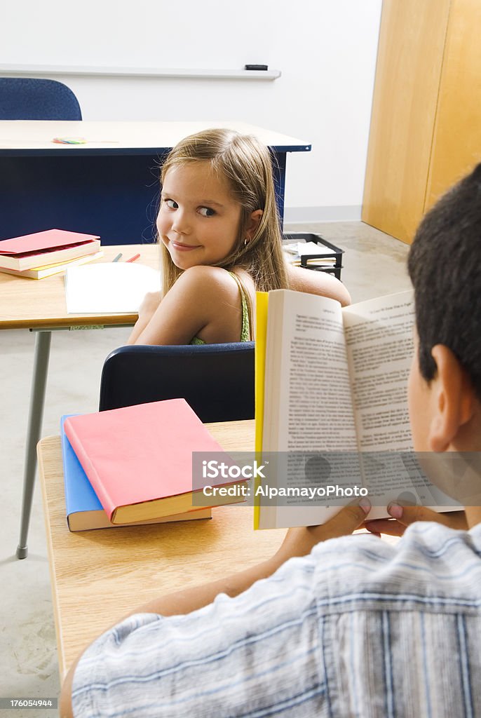 Bambini della scuola primaria in classe II - Foto stock royalty-free di Allievo