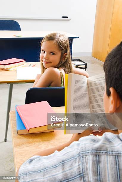 Bambini Della Scuola Primaria In Classe Ii - Fotografie stock e altre immagini di Allievo - Allievo, Ambientazione interna, Aula