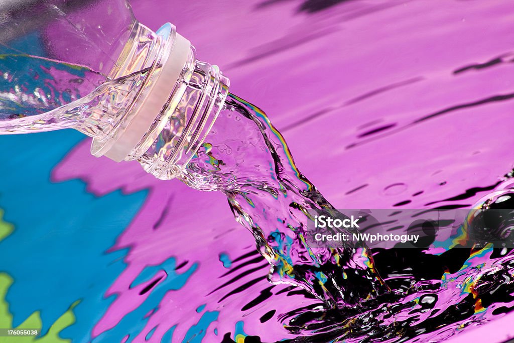 Versare l'acqua da una bottiglia - Foto stock royalty-free di Acqua