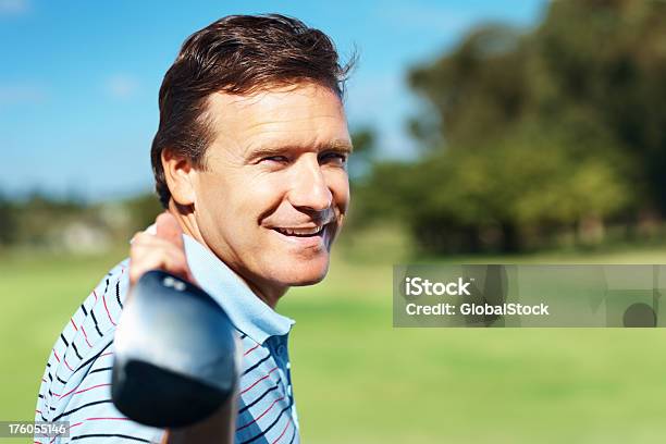 Jogador De Golfe Masculino Segurando Club Sobre Os Ombros - Fotografias de stock e mais imagens de 40-44 anos