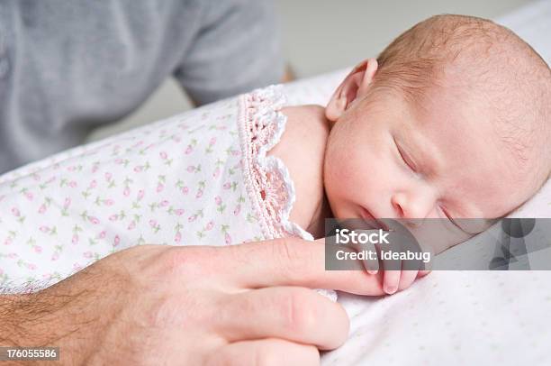 Fathers Hand Mit Schlafen Neugeborene Baby Stockfoto und mehr Bilder von Alleinerzieher - Alleinerzieher, Auf dem Bauch liegen, Baby