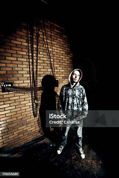 Молодой Человек Портрет В Темноте Alley — стоковые фотографии и другие картинки 25-29 лет - 25-29 лет, Большой город, Верхний ракурс