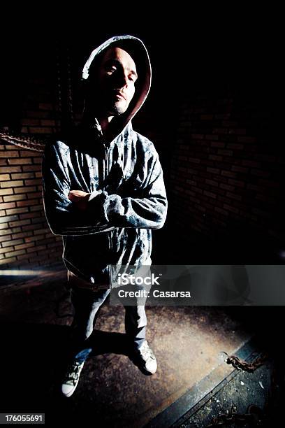 Foto de Jovem Retrato No Escuro Alley e mais fotos de stock de 25-30 Anos - 25-30 Anos, Adulto, Assustador