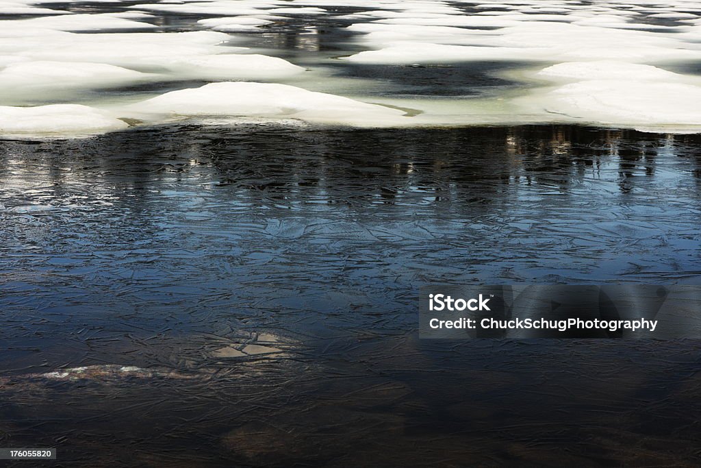 Lac gelé de neige et de réflexion - Photo de Monts Wasatch libre de droits