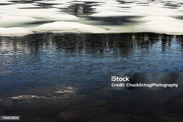 Замерзшее Озеро С Snowbank И Отражение — стоковые фотографии и другие картинки Снег - Снег, Хребет Уосатч, Айсберг - ледовое образовании