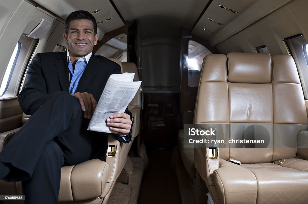 Affluent Reise-Geschäftsmann im Privatjet - Lizenzfrei Firmenflugzeug Stock-Foto