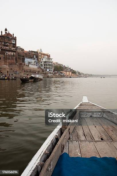 Varanasi Bootsfahrt Stockfoto und mehr Bilder von Architektur - Architektur, Asien, Badetreppe