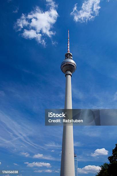 Torre Della Televisione Di Berlino - Fotografie stock e altre immagini di Berlino - Germania - Berlino - Germania, Nube, Parte superiore