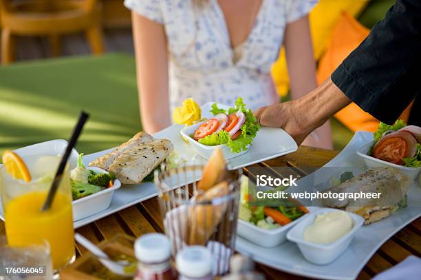 Mit Speisen Stockfoto und mehr Bilder von Geben - Geben, Fisch, Arrangieren