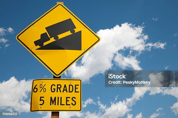 Dół Znak Przeciw Błękitne Niebo - zdjęcia stockowe i więcej obrazów Biznes - Biznes, Chmura, Ciężarówka